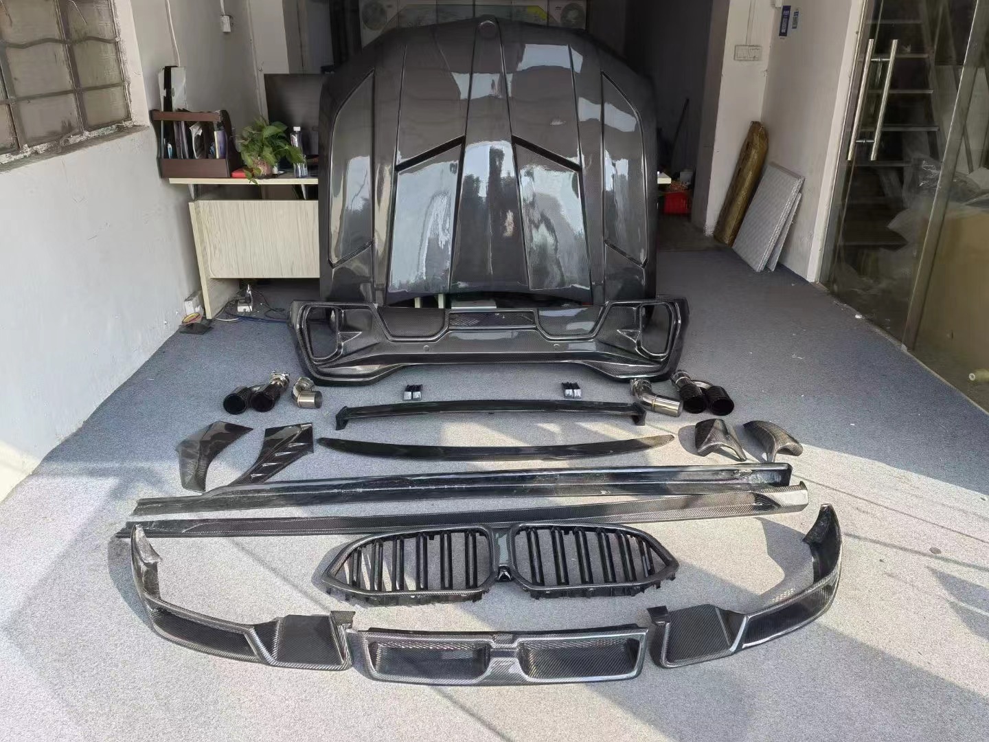 Runde Hot Sales Carbon Fiber Body Kit for BMW X6 Upgrade Larte Style Front Lip Grille Rear Diffuser Side Skirt Exhaust Tipe